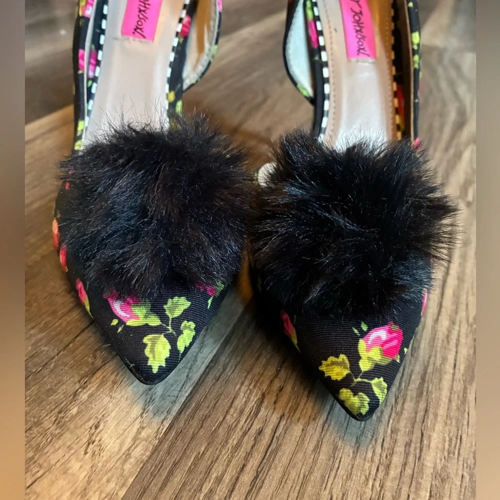 NWOT Betsey Johnson Harly Rose Motif Stilettos SZ 7